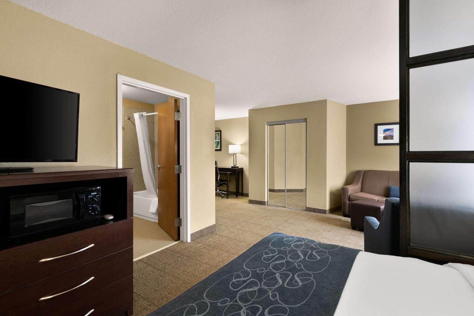 Comfort Suites Commerce Exteriör bild